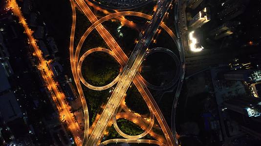 4k航拍城市夜景立交桥道路交通车流视频的预览图
