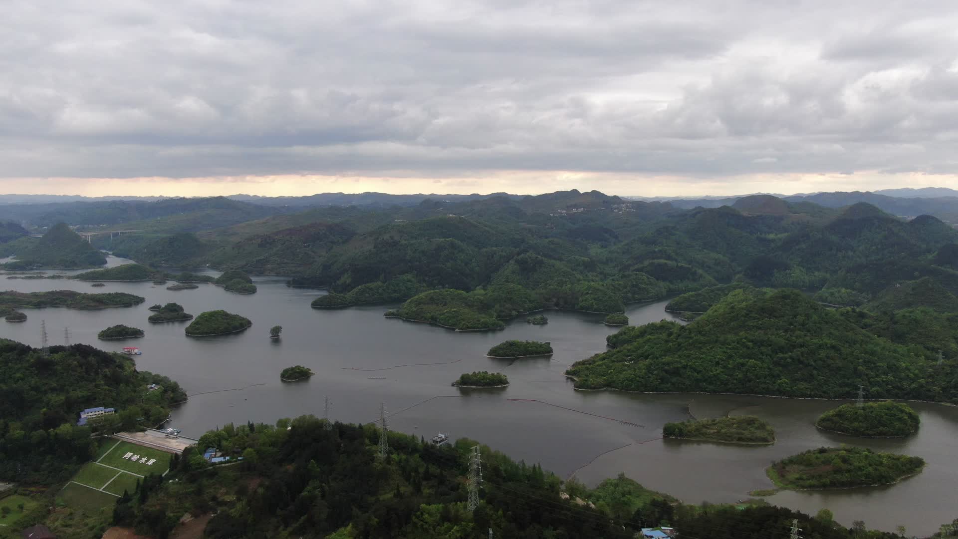 4K航拍贵州贵阳阿哈湖景区视频的预览图