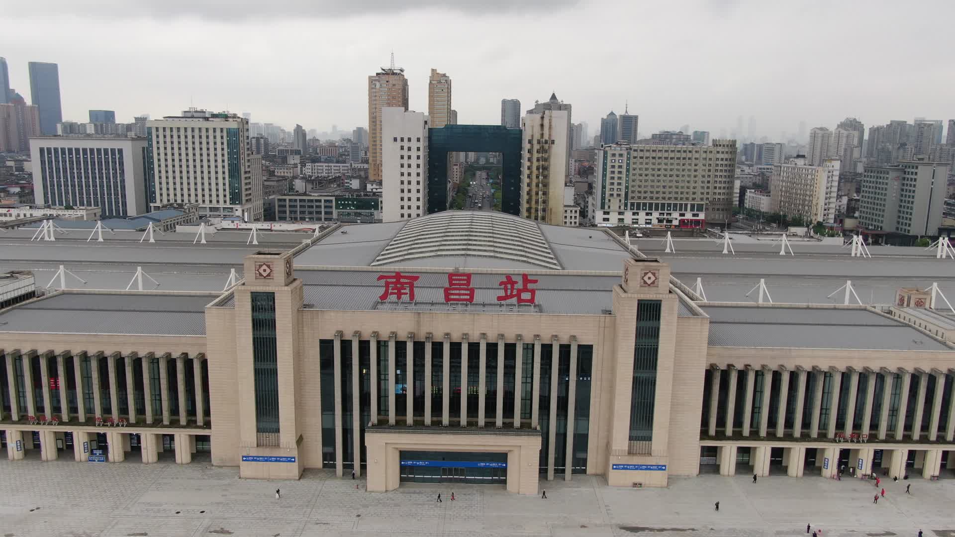 4K航拍江西南昌火车站视频的预览图