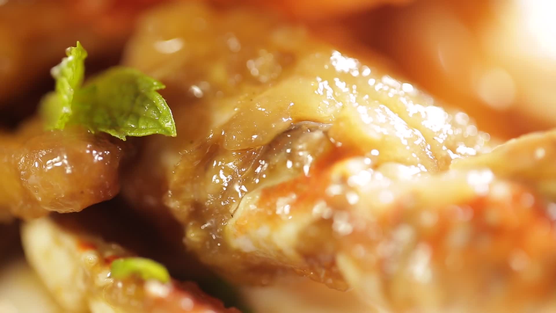 实拍海鲜大菜年糕炒蟹视频的预览图