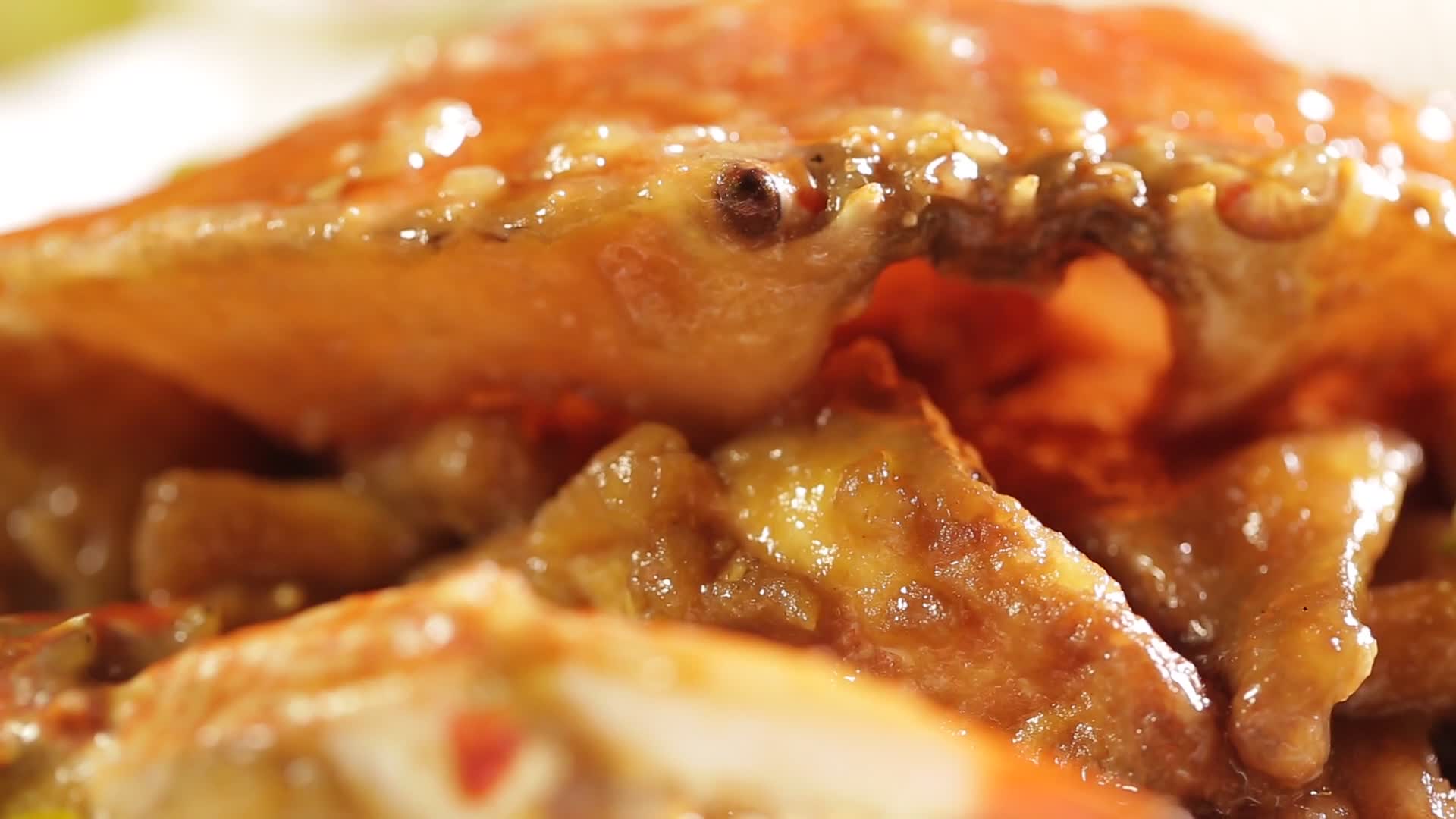 实拍海鲜大菜年糕炒蟹视频的预览图