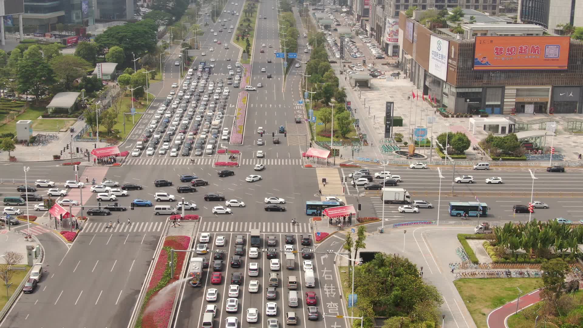 4K航拍广州东莞城市拥堵的交通视频的预览图