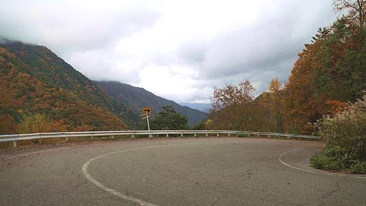 日本阿尔卑斯山区的道路延时摄影视频的预览图