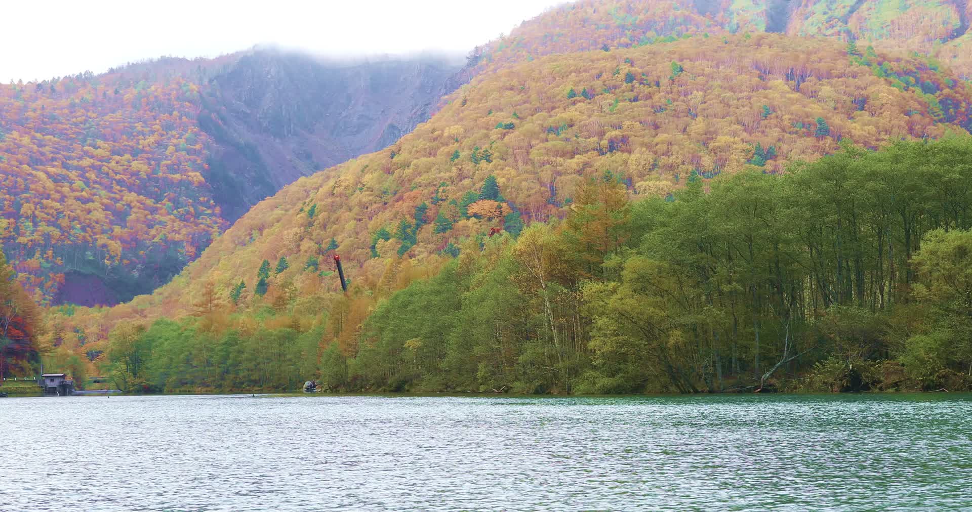 日本阿尔卑斯山上高地秋天自然风景视频的预览图