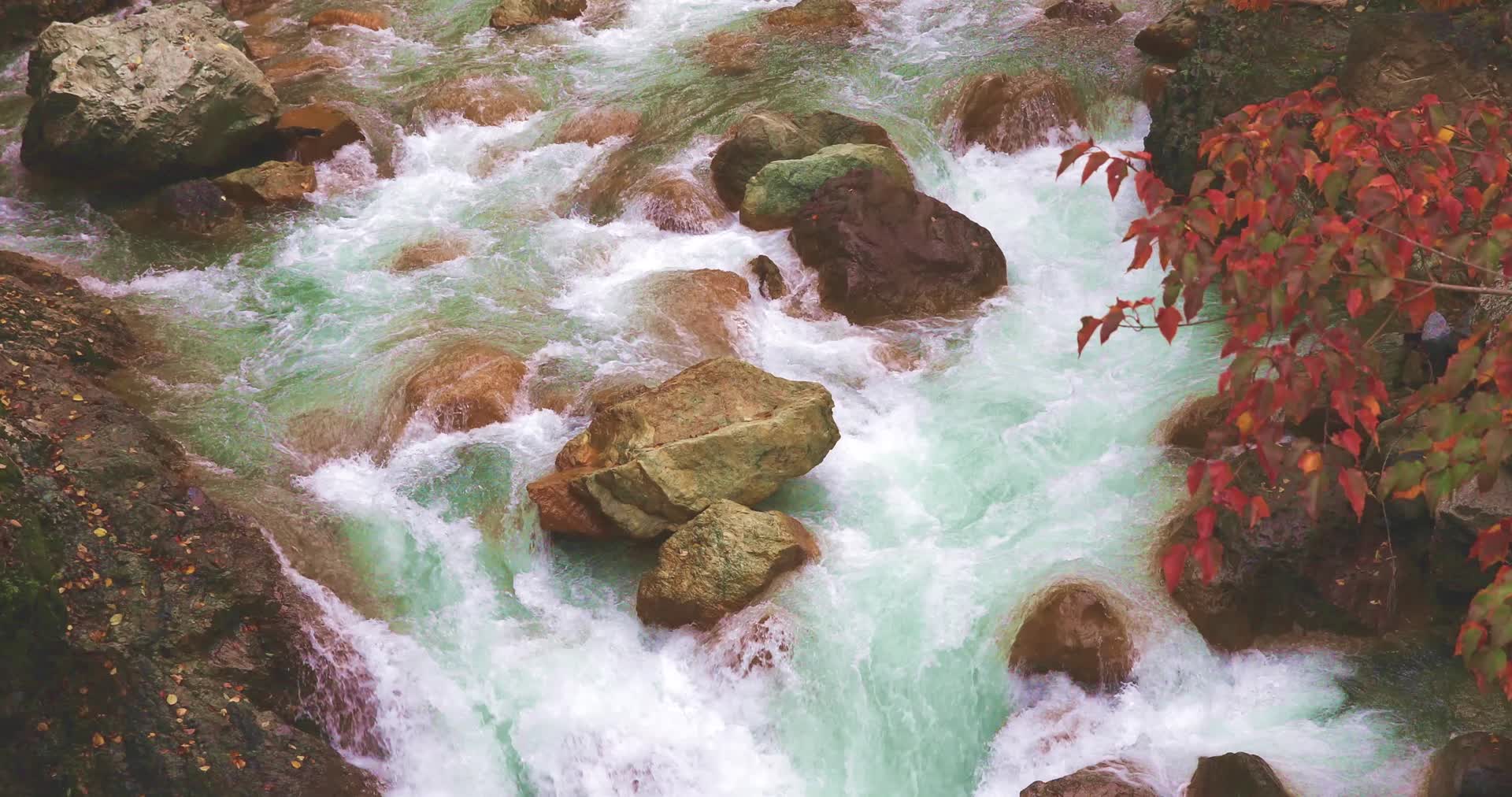 山间峡谷奔流而下的溪流瀑布特写视频的预览图
