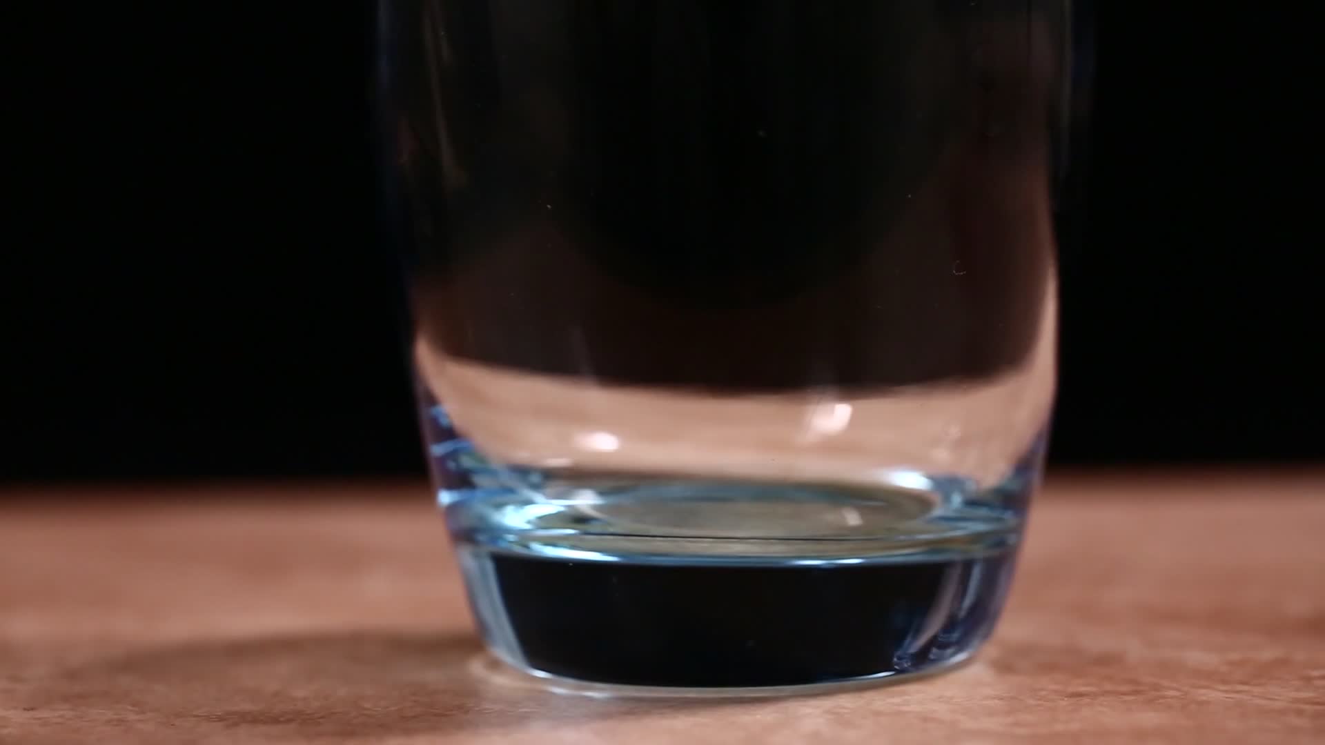 实拍玻璃杯装饮料视频的预览图