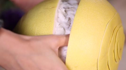 实拍剥柚子窍门视频的预览图