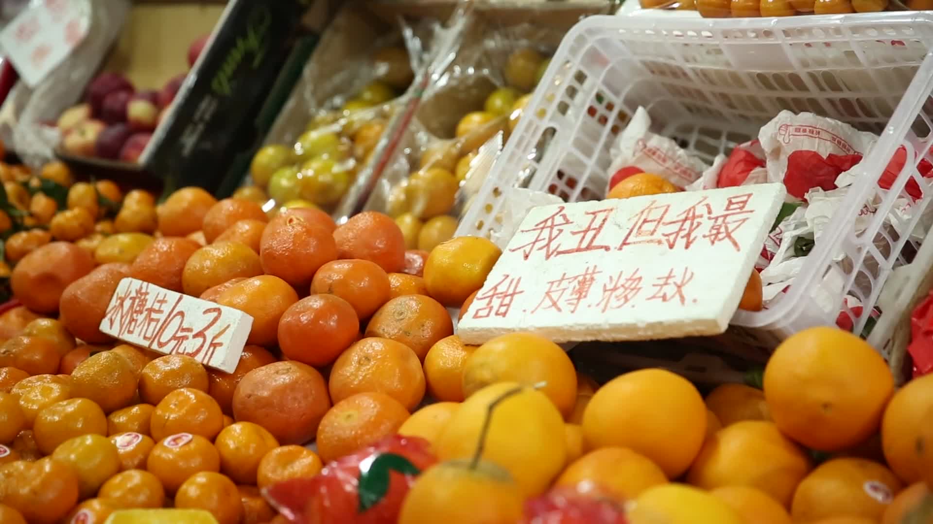 实拍市场出售柚子橘子水果视频的预览图