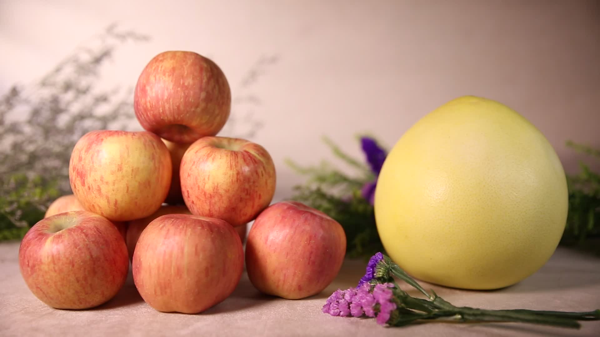 实拍水果柚子苹果视频的预览图