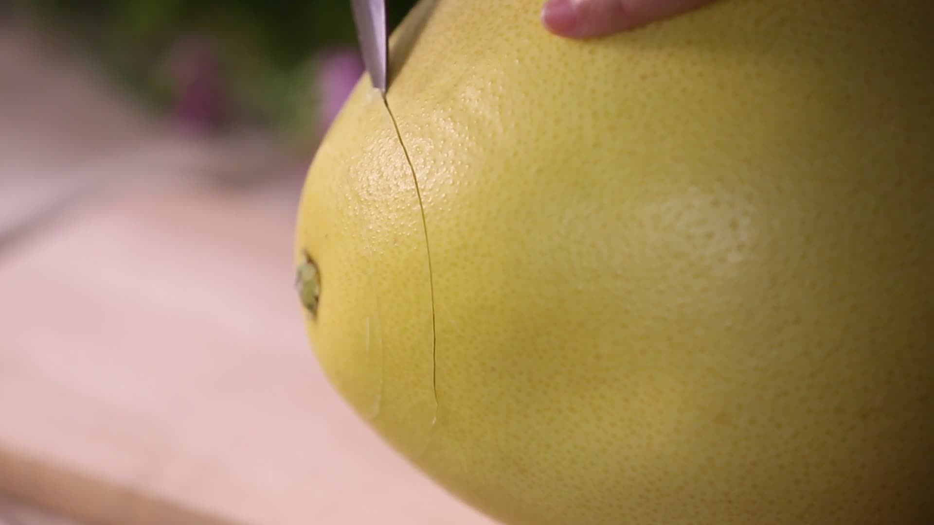 实拍柚子削皮视频的预览图
