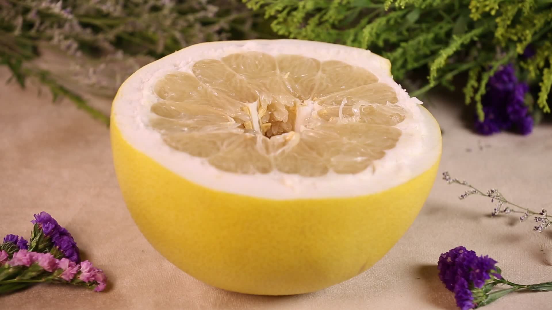 实拍切开的水果柚子视频的预览图