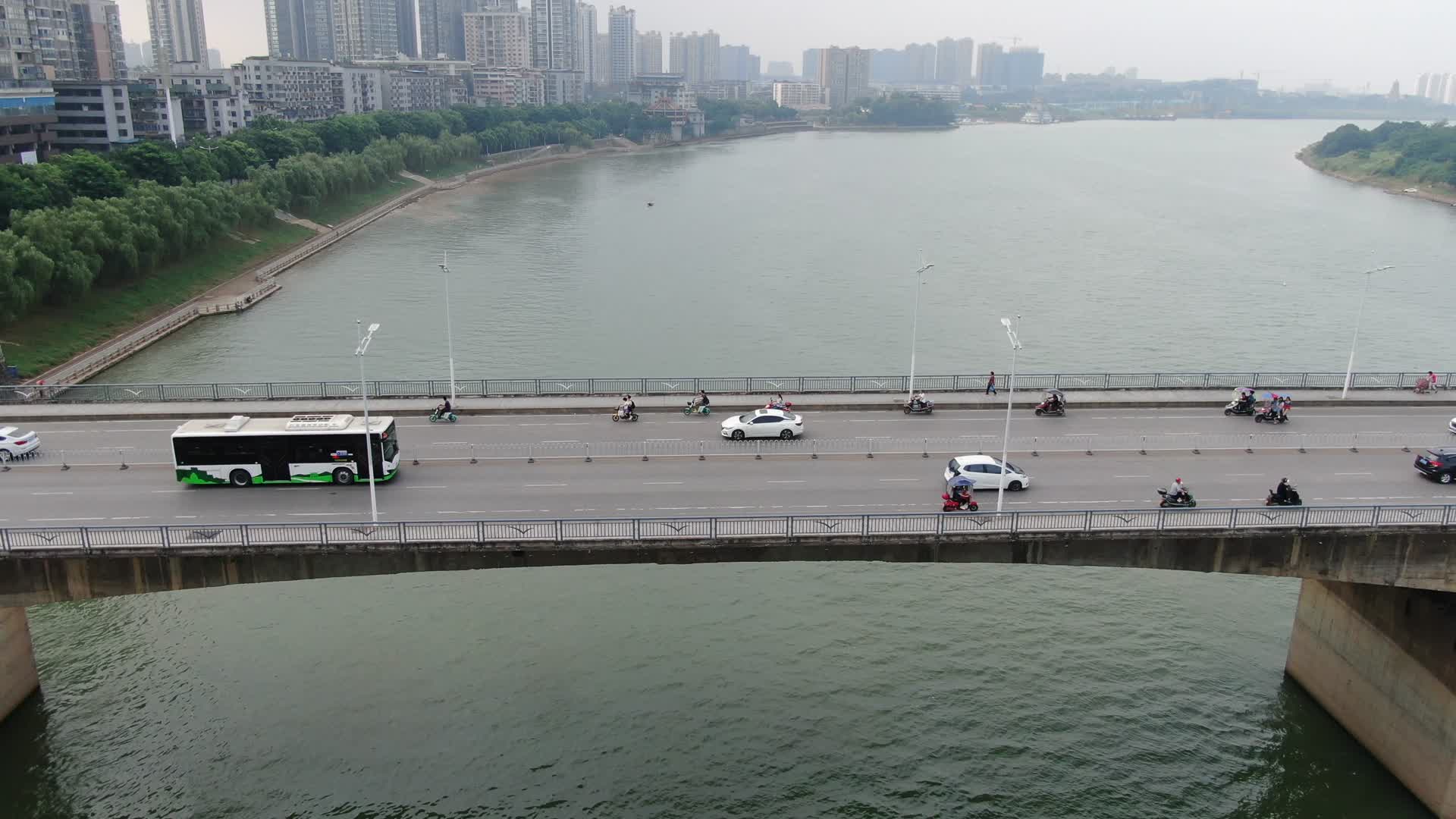 航拍湖南衡阳城市跨河桥梁交通视频的预览图