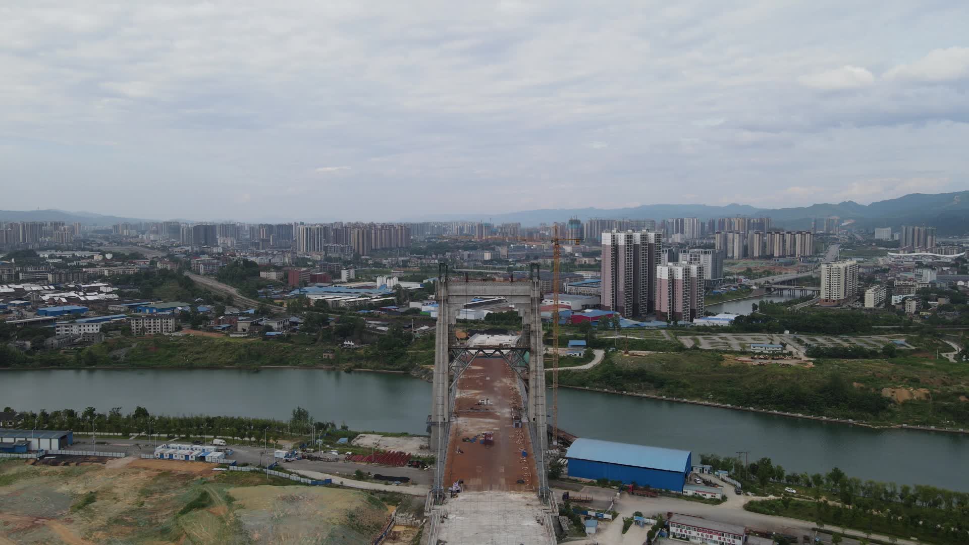 航拍城市在建跨河吊桥视频的预览图