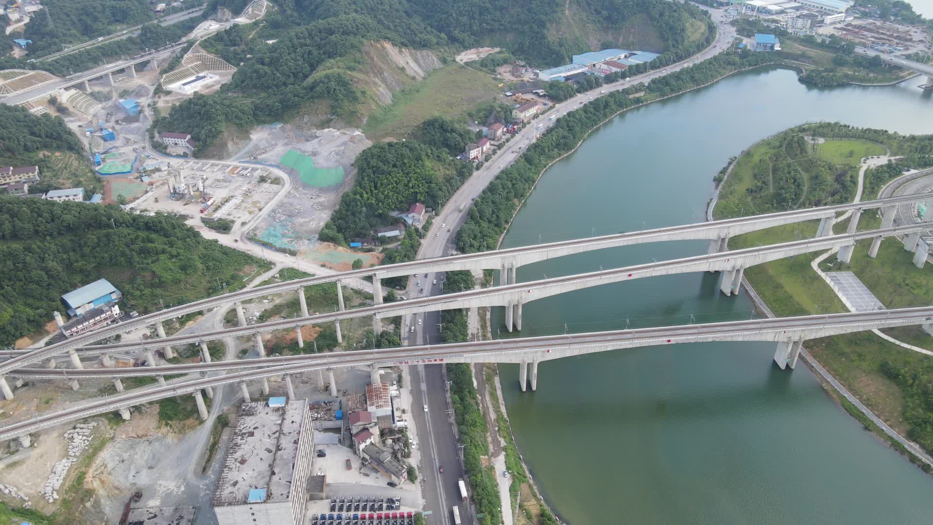 航拍错综复杂火车高架桥跨河大桥视频的预览图