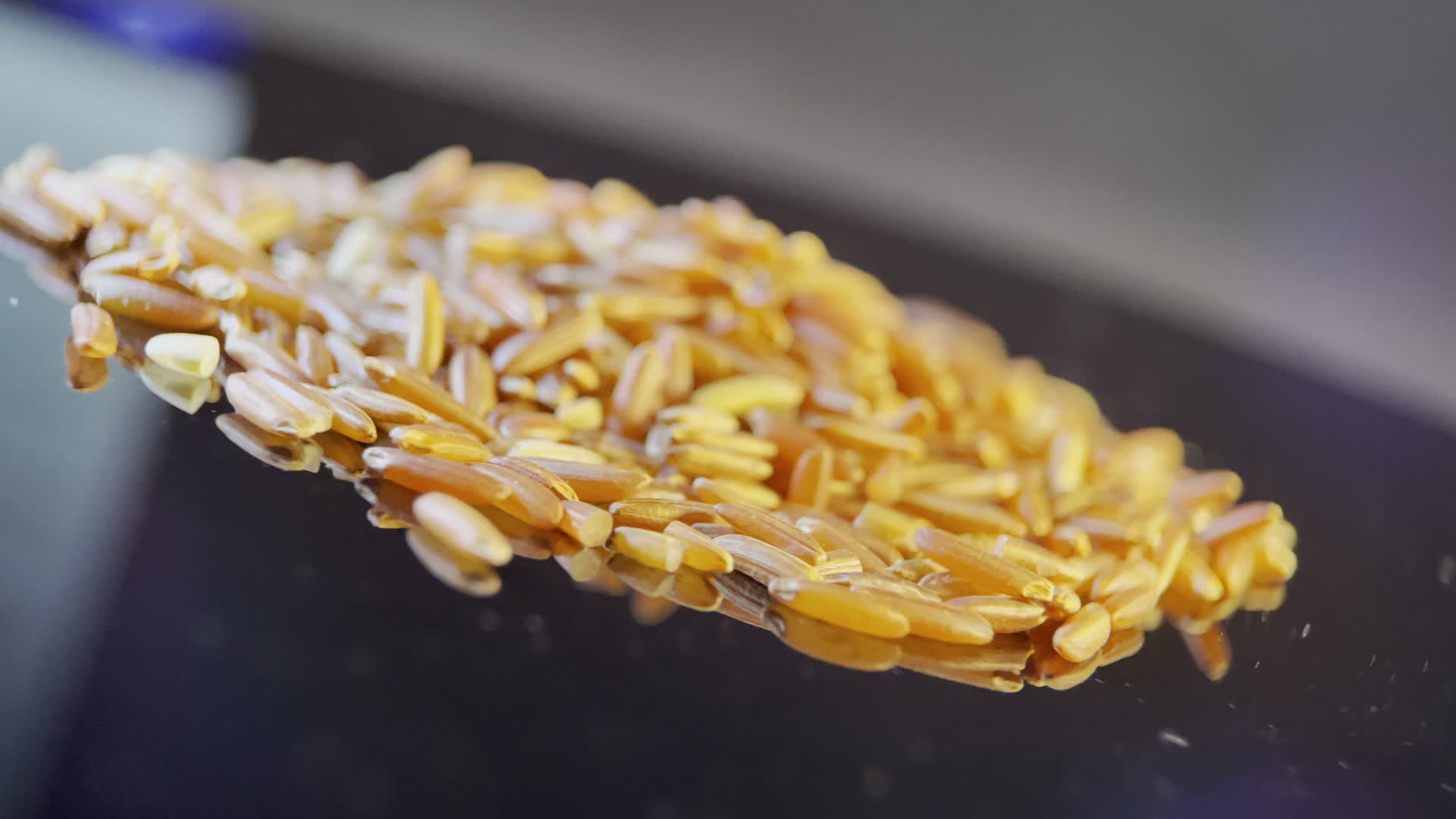 实拍4k微距养生杂粮粳米视频的预览图