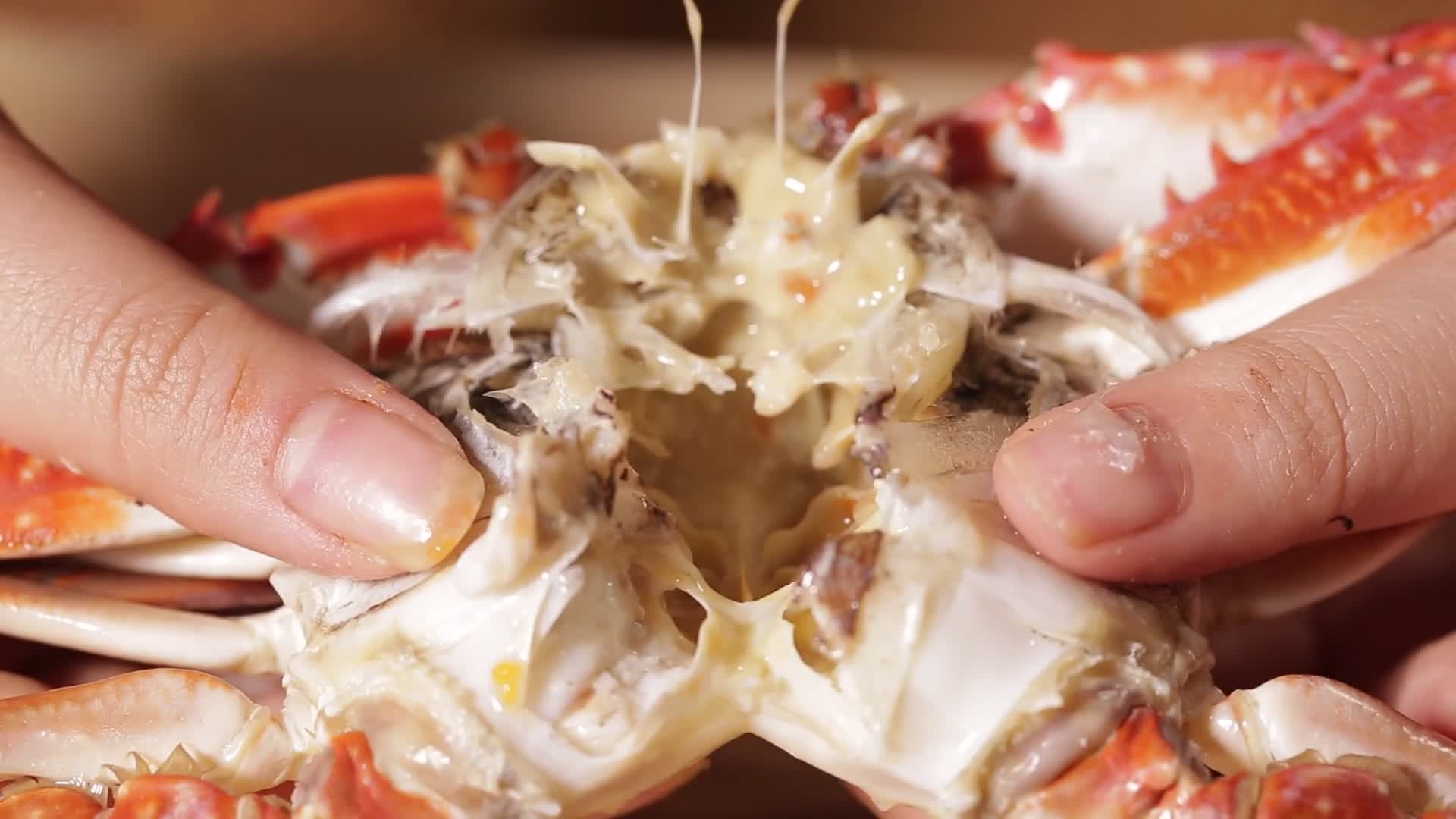 实拍蟹肉蟹黄蟹膏视频的预览图
