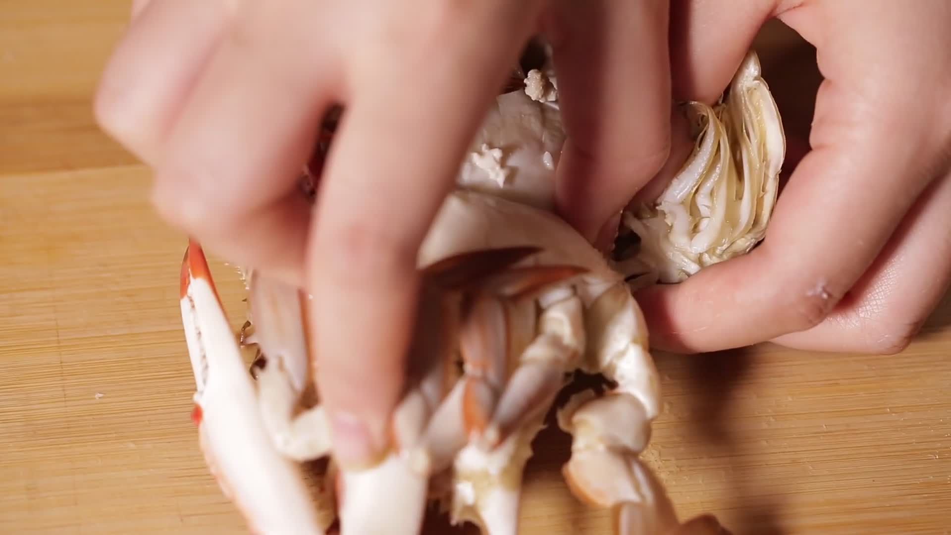 实拍拆解大闸蟹肉视频的预览图