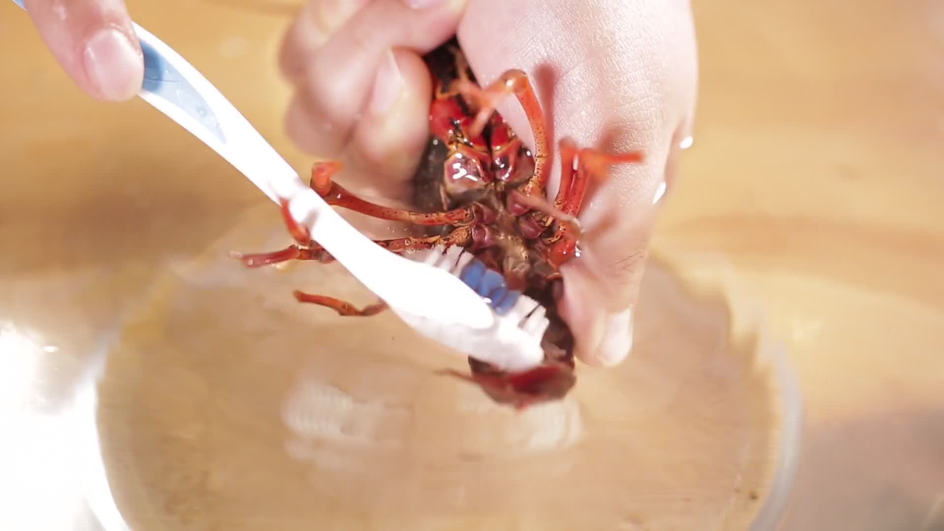 实拍清洗小龙虾视频的预览图