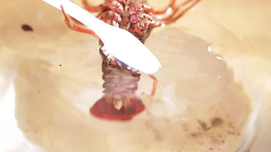 实拍清洗小龙虾视频的预览图
