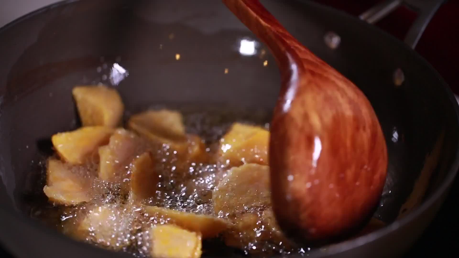 实拍厨师制作拔丝红薯视频的预览图