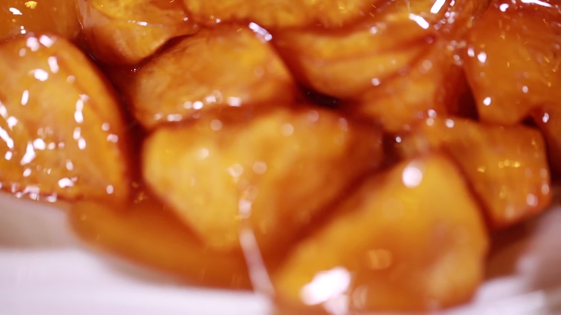 实拍传统美食拔丝红薯视频的预览图