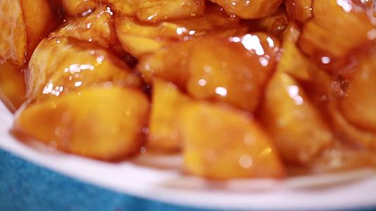 实拍传统美食拔丝红薯视频的预览图