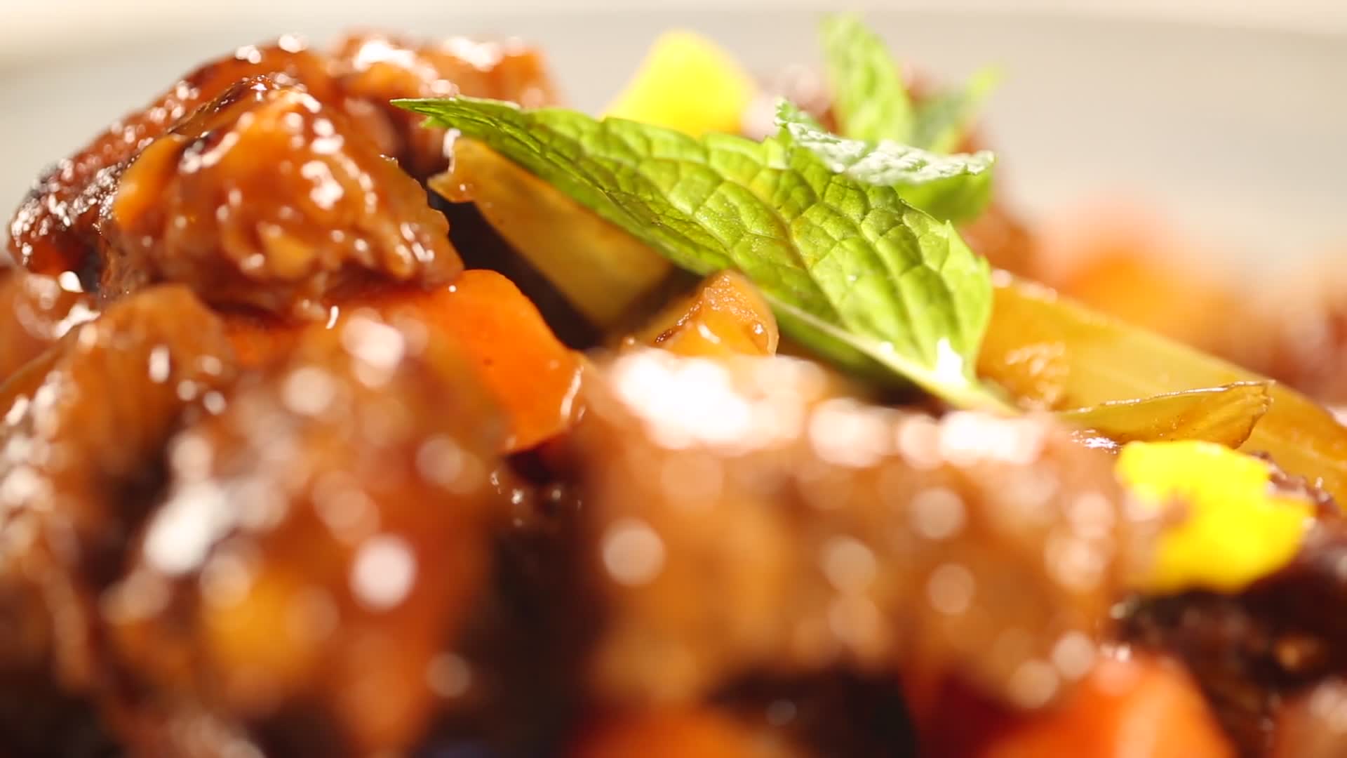 实拍大菜红酒炖鸭肉视频的预览图