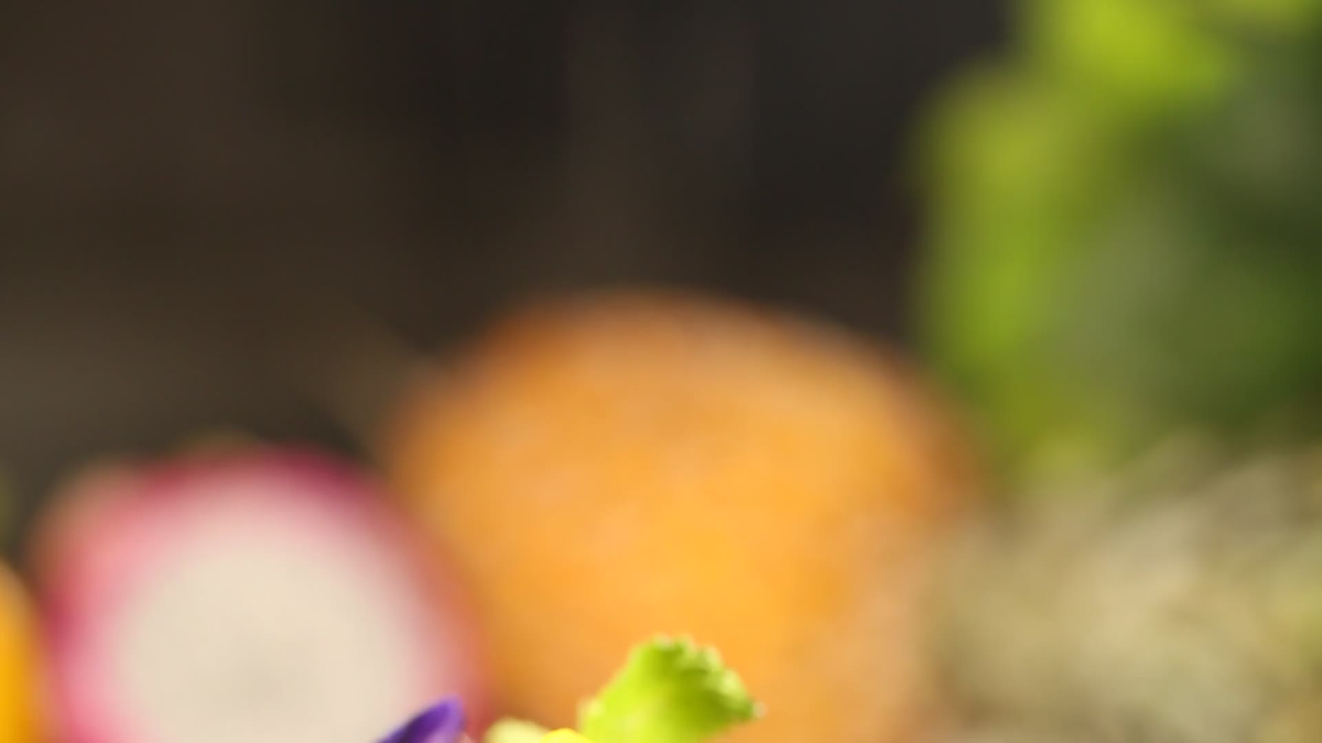 实拍大菜红酒炖鸭肉视频的预览图
