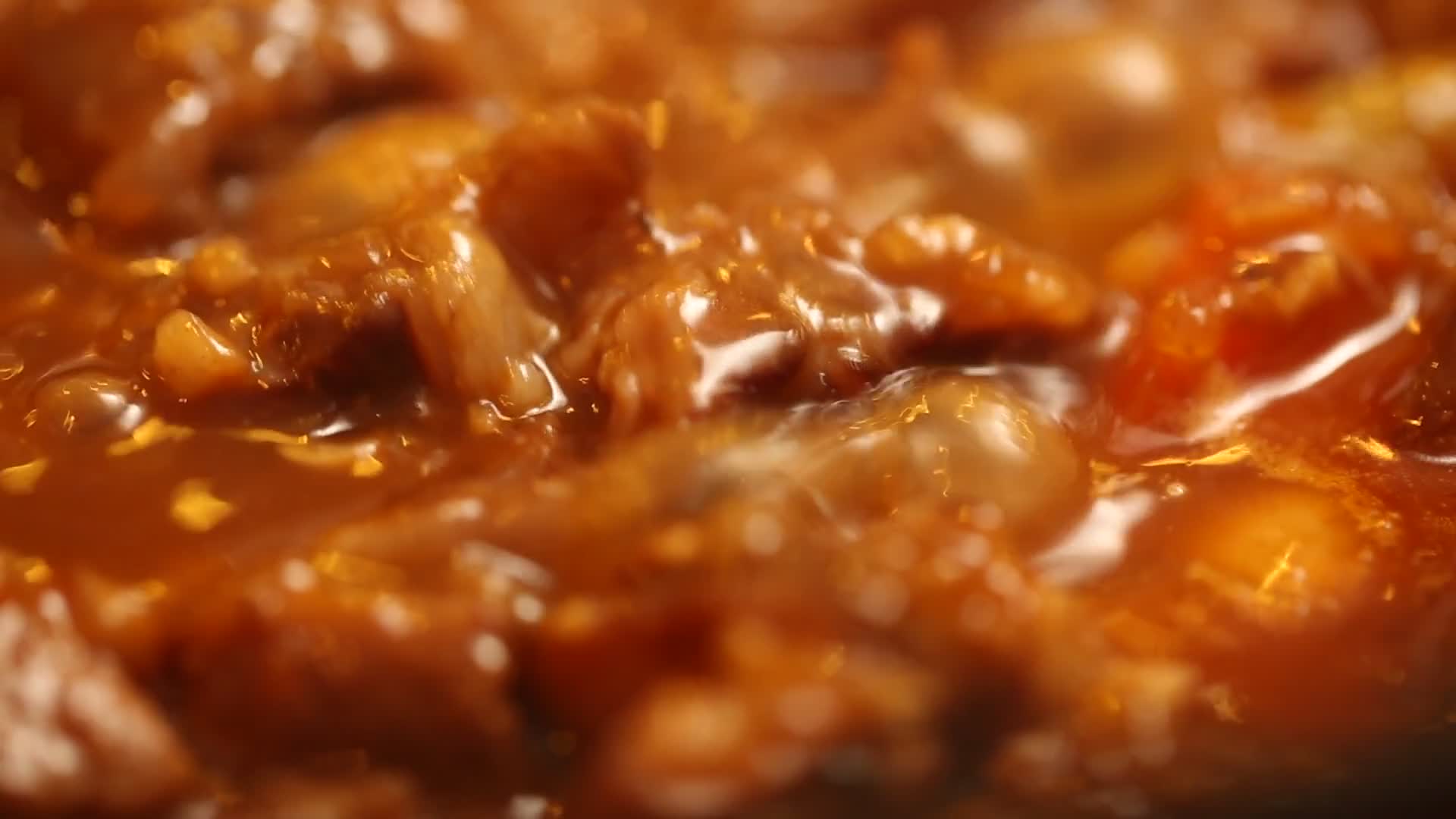 实拍炖肉肉汤沸腾视频的预览图