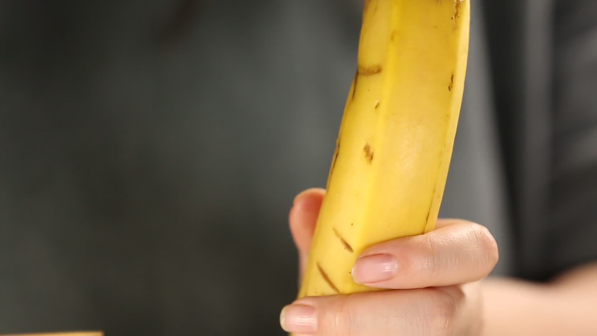 实拍花刀处理香蕉视频的预览图