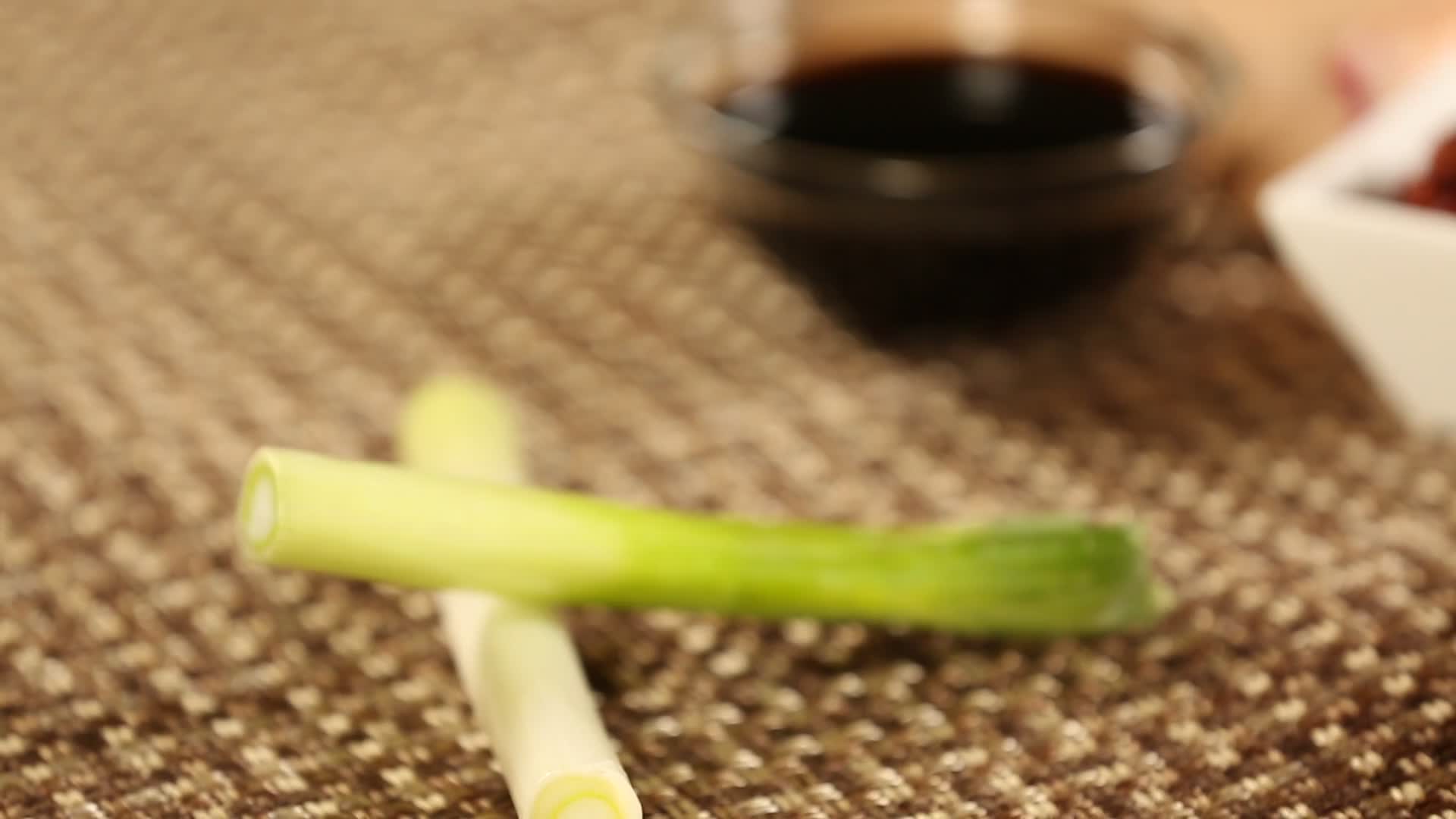 实拍花椒麻椒大葱和胡萝卜视频的预览图