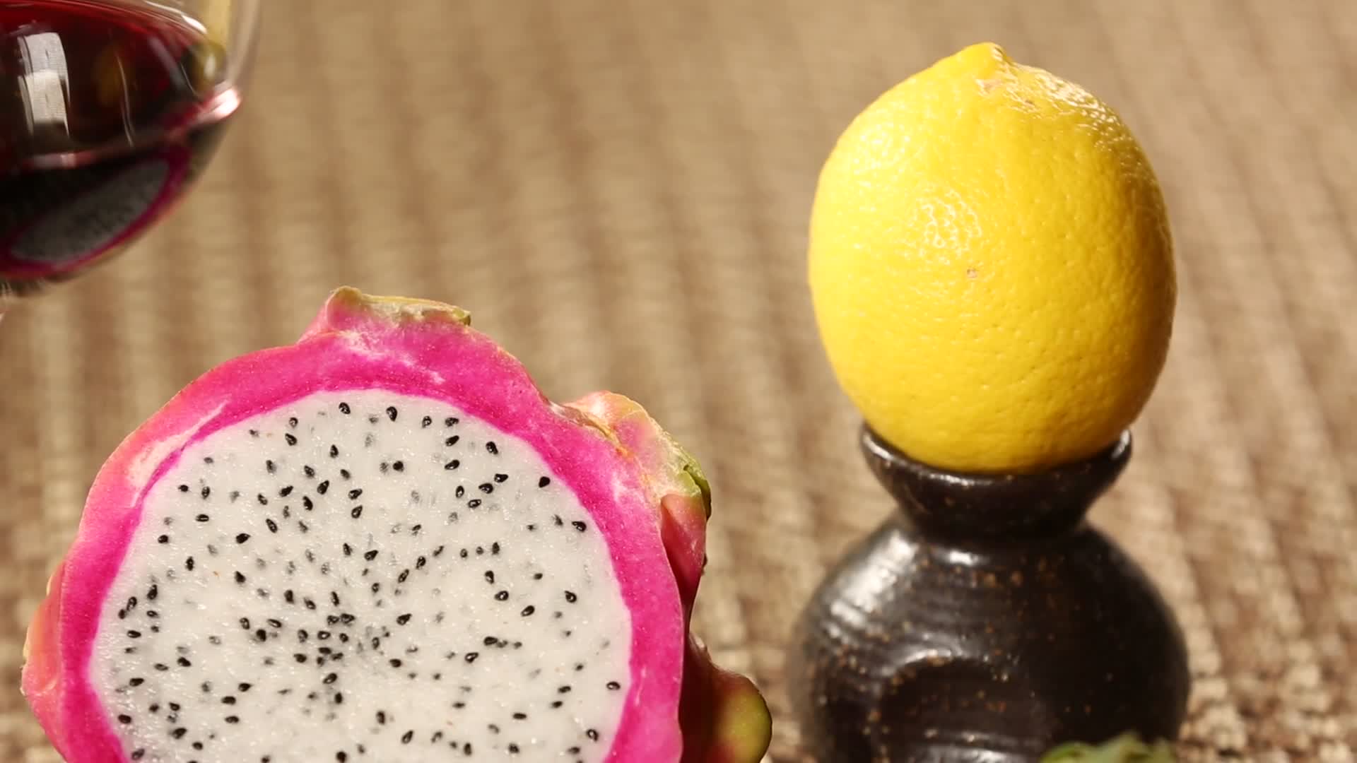 实拍火龙果草莓柠檬视频的预览图
