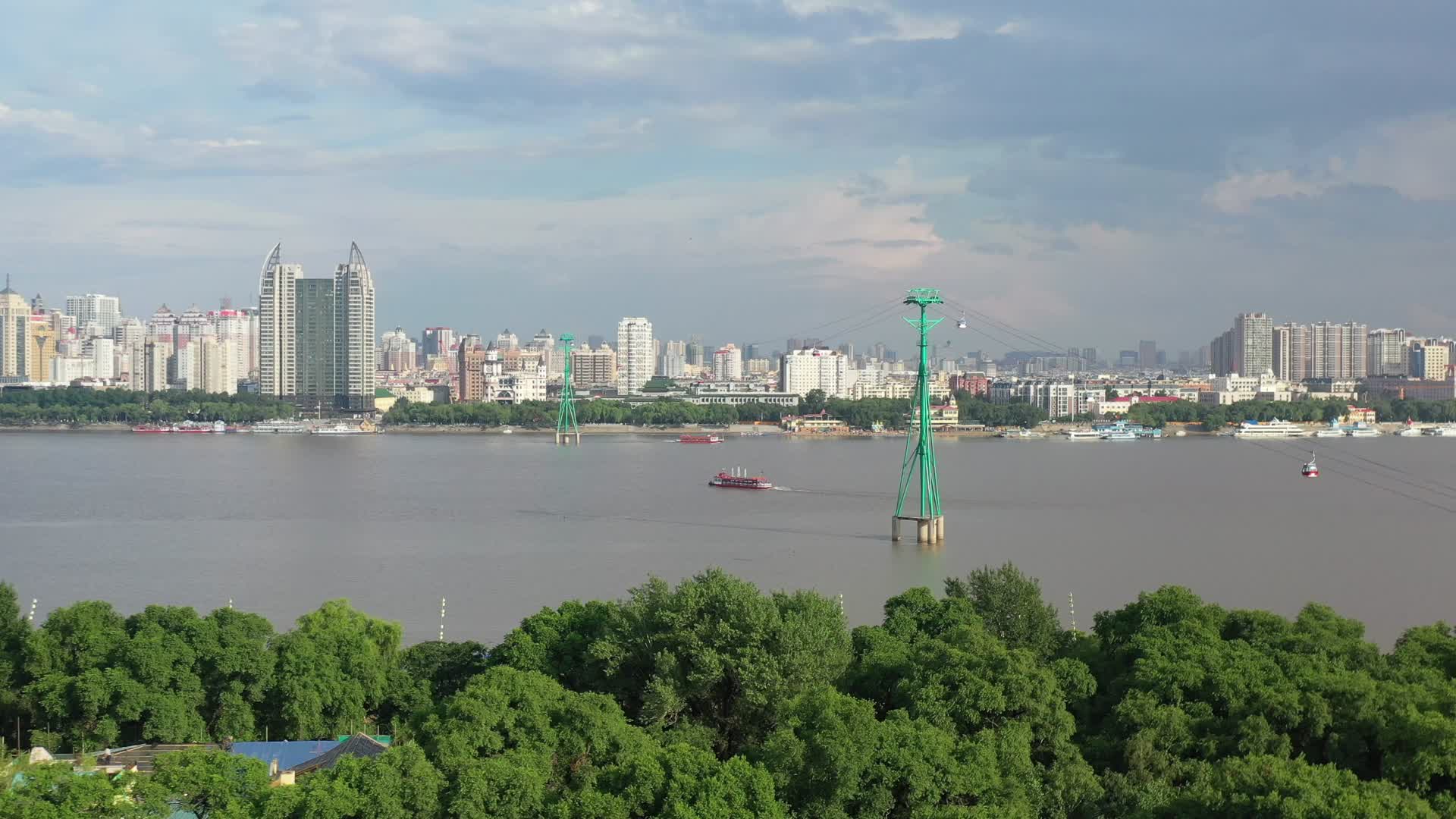 4K航拍哈尔滨松花江城市风光视频的预览图