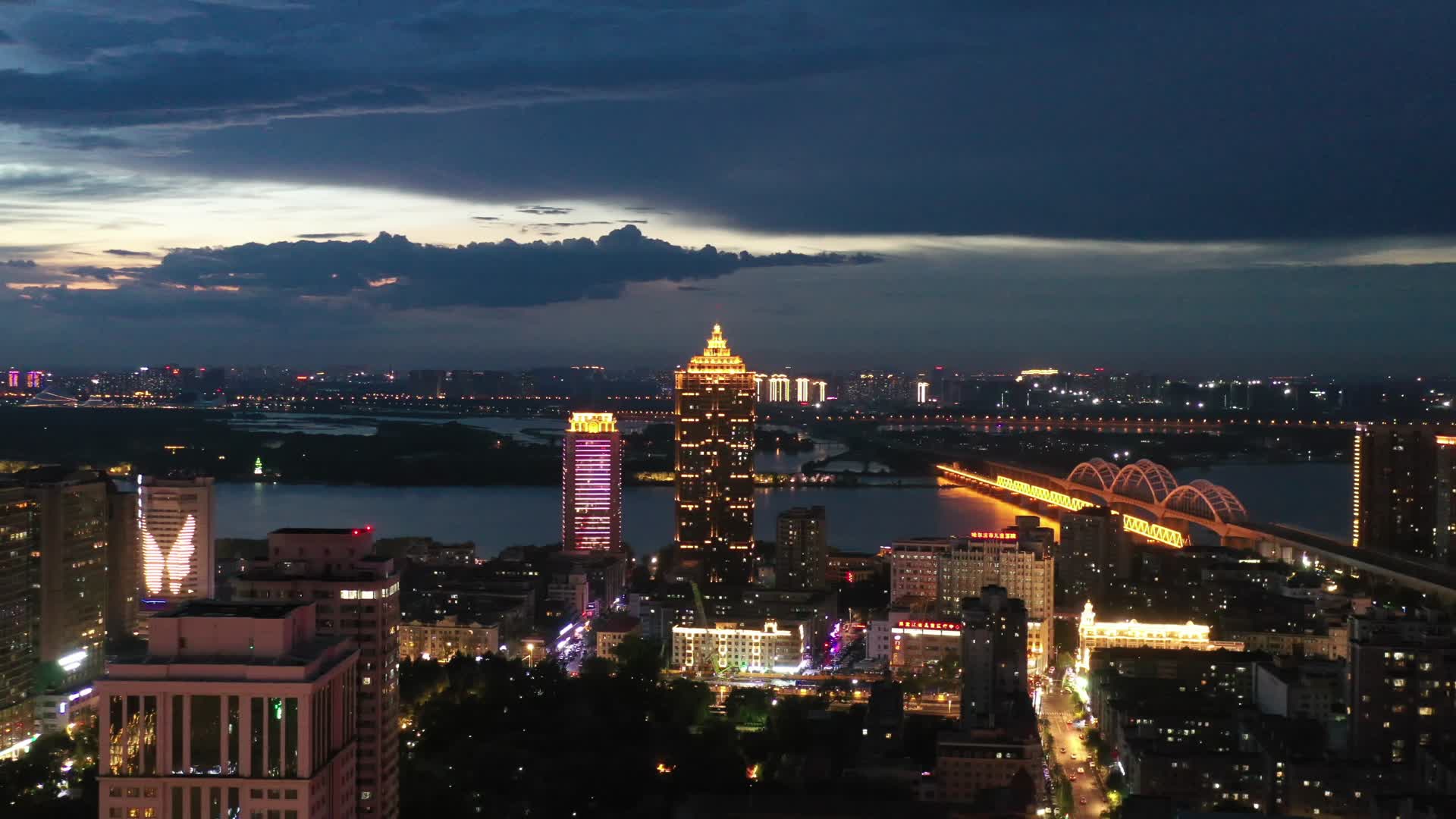 4K航拍哈尔滨城市风光夜景视频的预览图