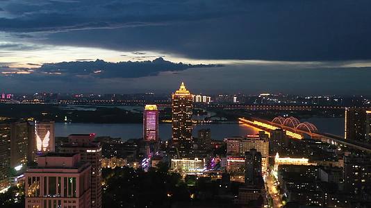 4K航拍哈尔滨城市风光夜景视频的预览图