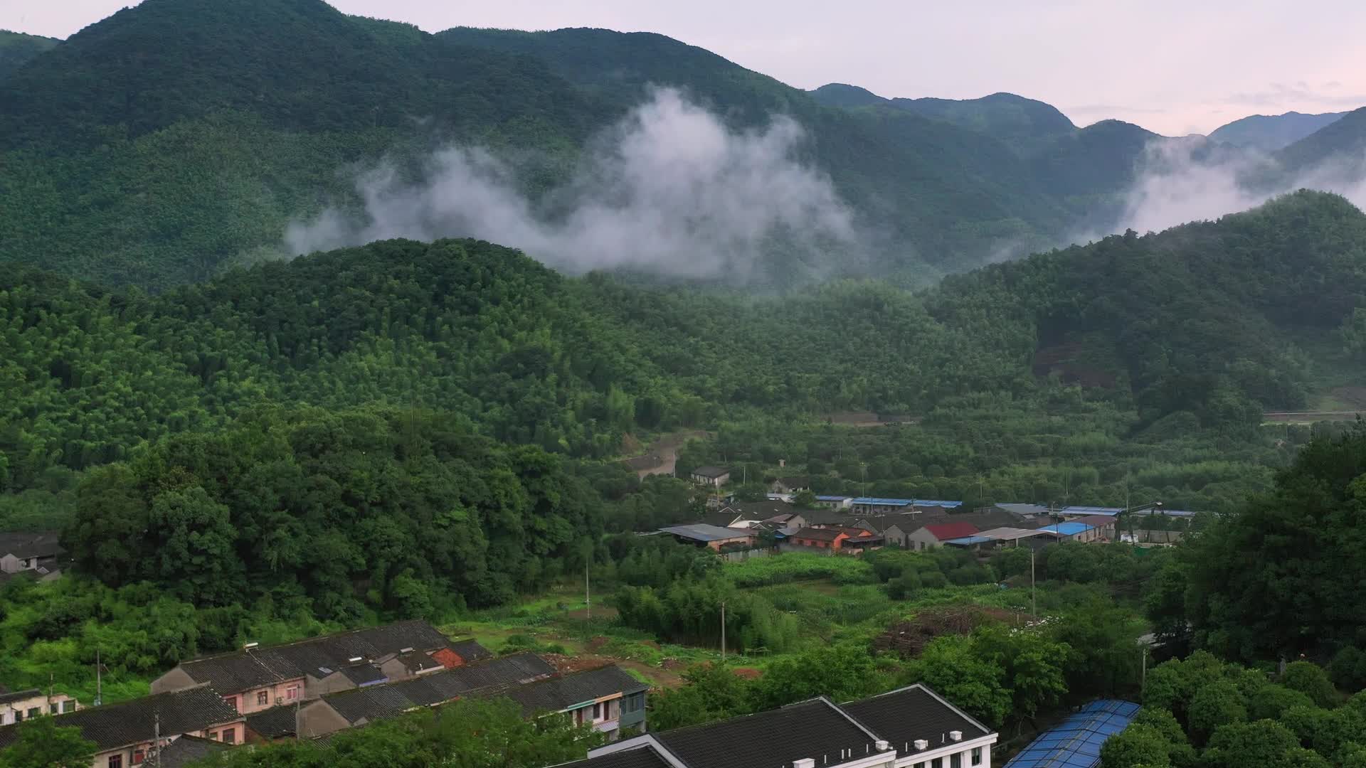 大山云雾缭绕村庄视频的预览图