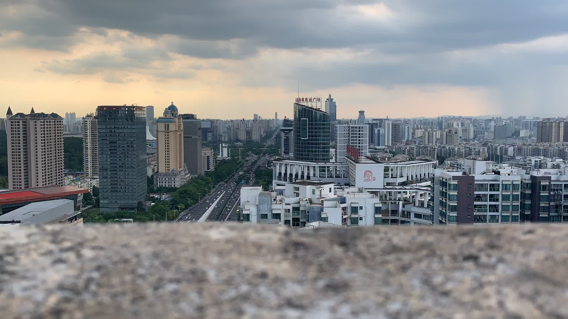 南宁城市道路高空拍摄视频的预览图