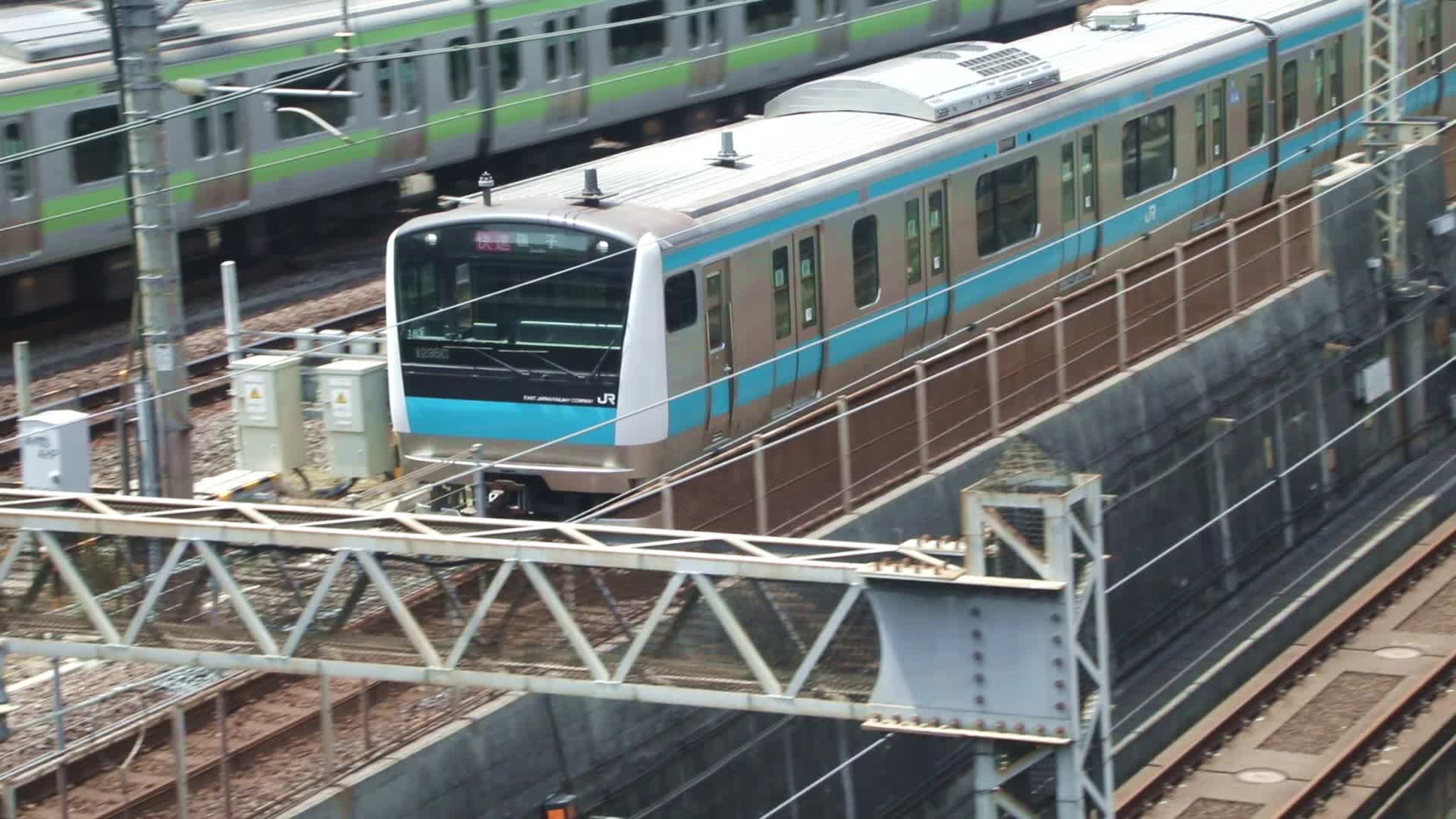 行驶中的东京地铁列车俯拍视频的预览图