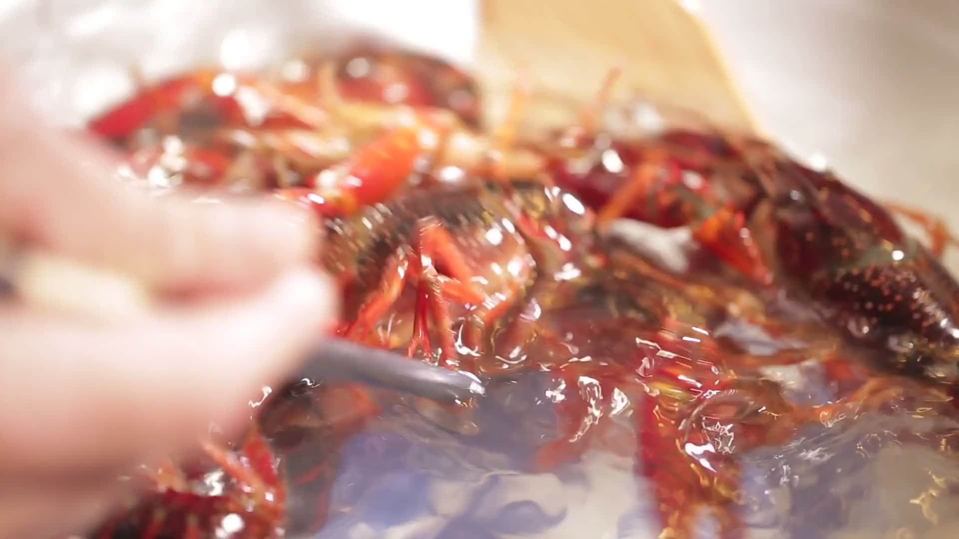实拍清洗小龙虾脏水视频的预览图