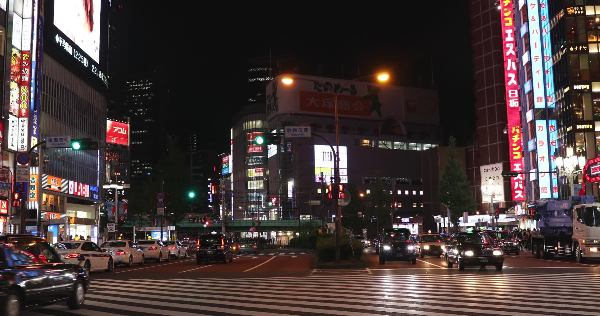 日本东京新宿道路街景夜景视频的预览图