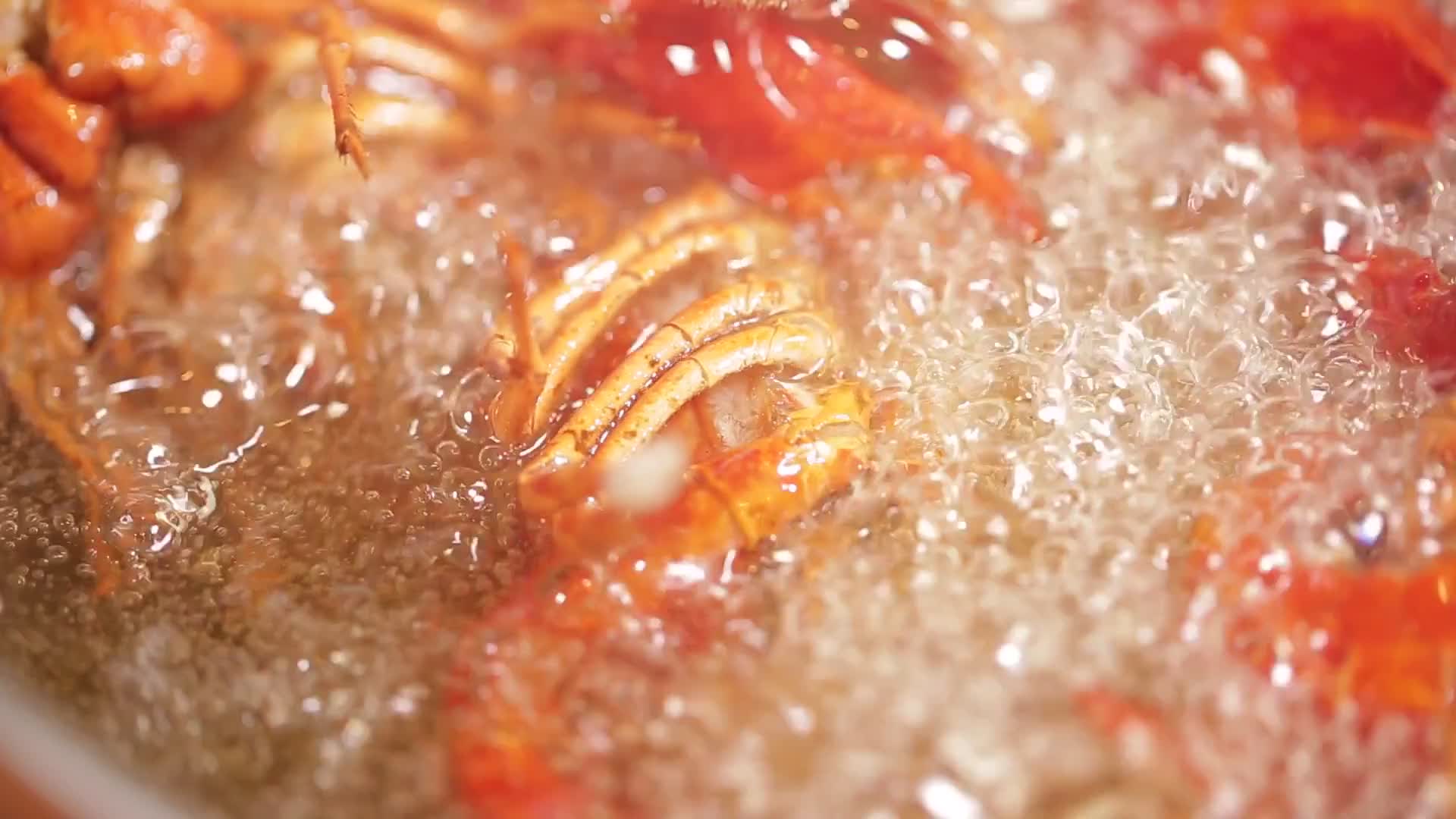 实拍油炸炖制小龙虾视频的预览图