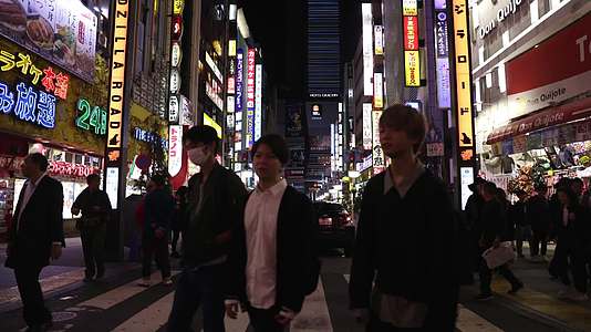 日本东京新宿街道夜晚人流人群延时视频的预览图