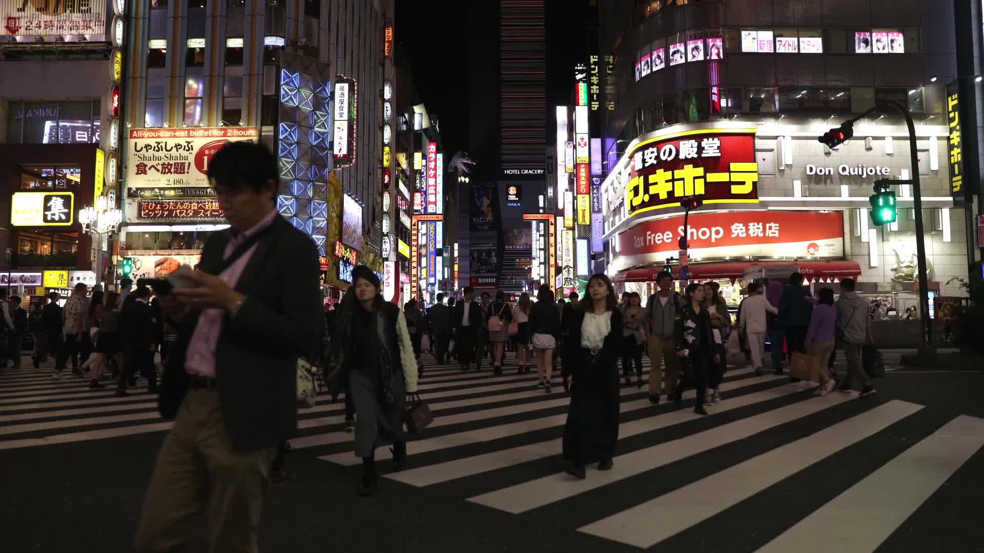 日本东京新宿街道人流人群延时视频的预览图