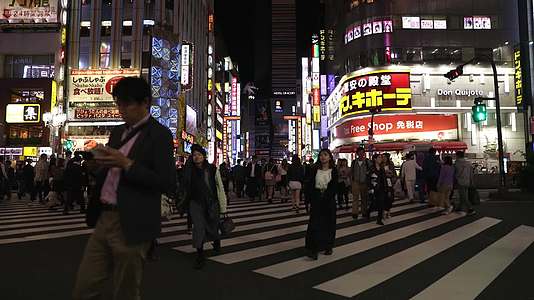 日本东京新宿街道人流人群延时视频的预览图