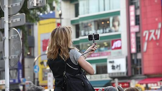 女人在涉谷街道用手机自拍视频的预览图