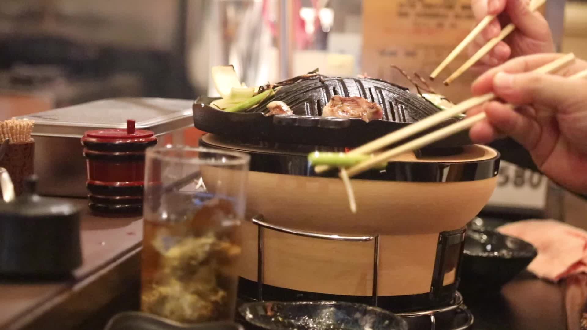 顾客享用日本烤肉视频的预览图
