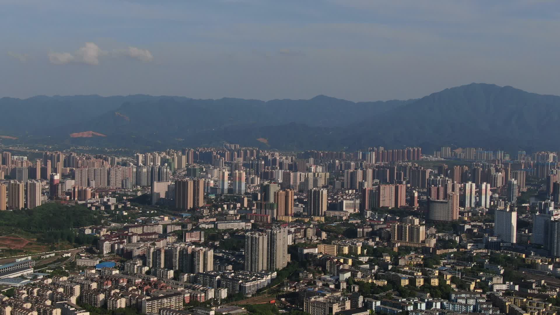 航拍被山包围的城市视频的预览图