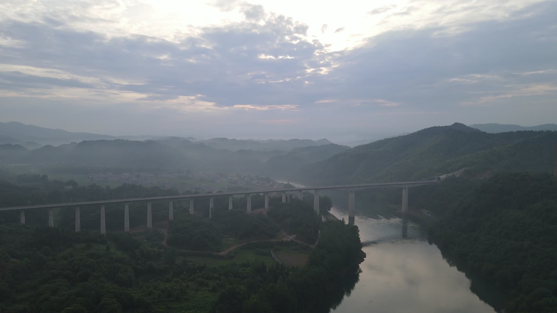 航拍迷雾青山河流高铁高架桥视频的预览图