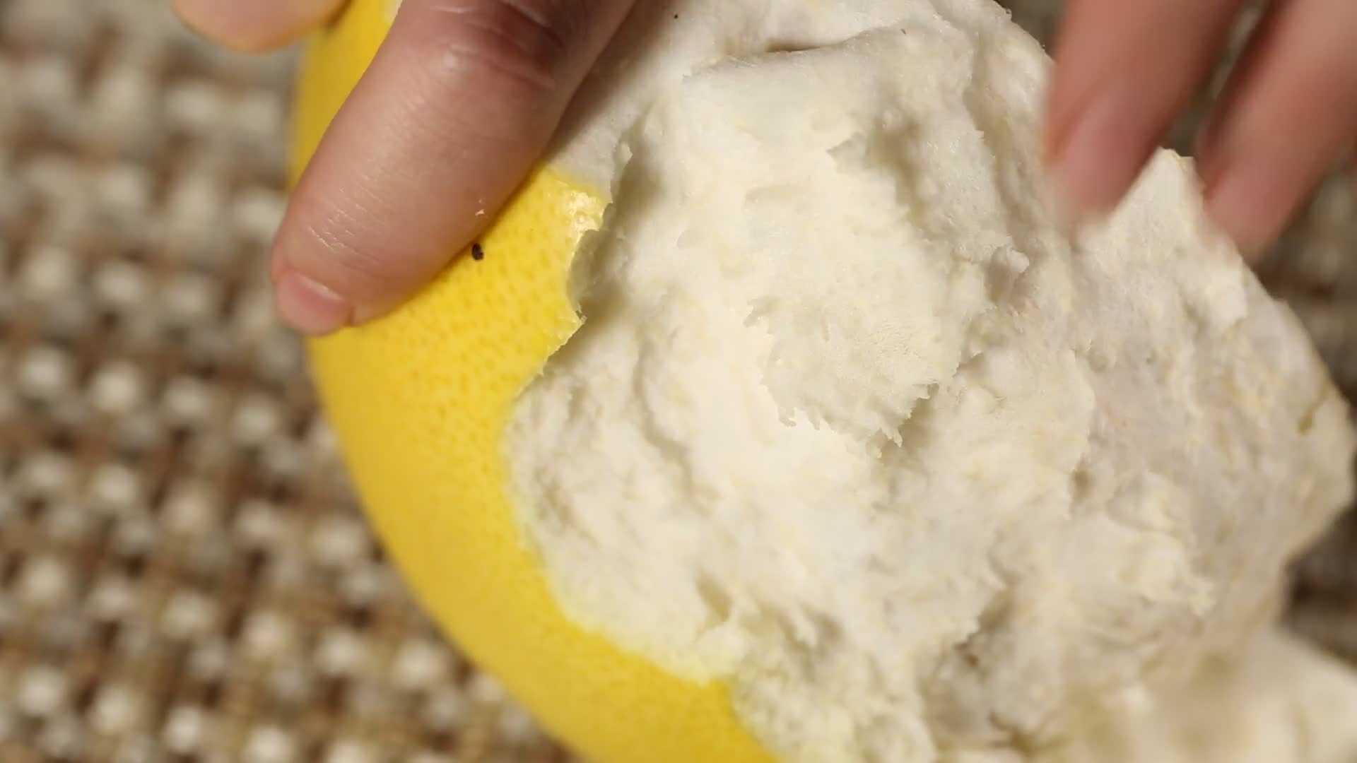 实拍剥柚子视频的预览图