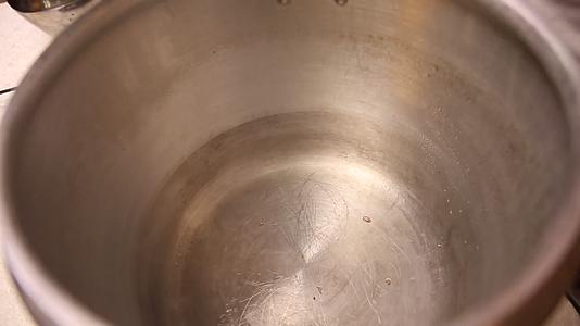实拍厨师使用高压锅炖汤视频的预览图